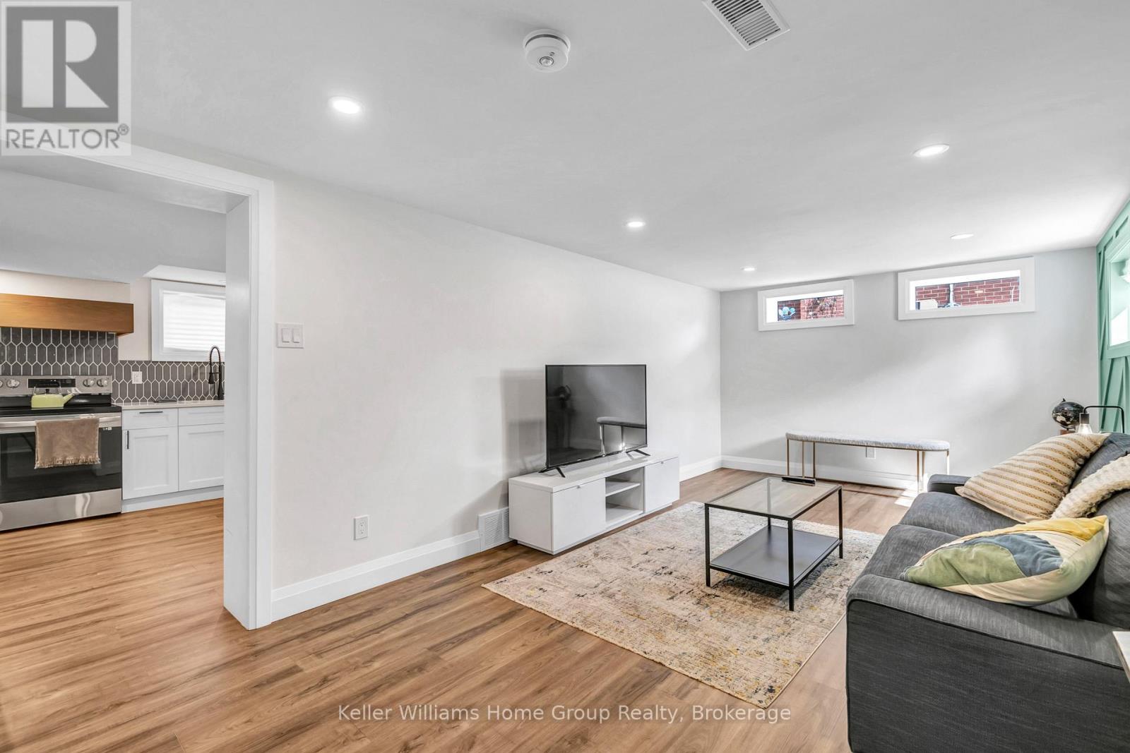 496 Manchester Road, Kitchener, ON - Indoor Photo Showing Living Room