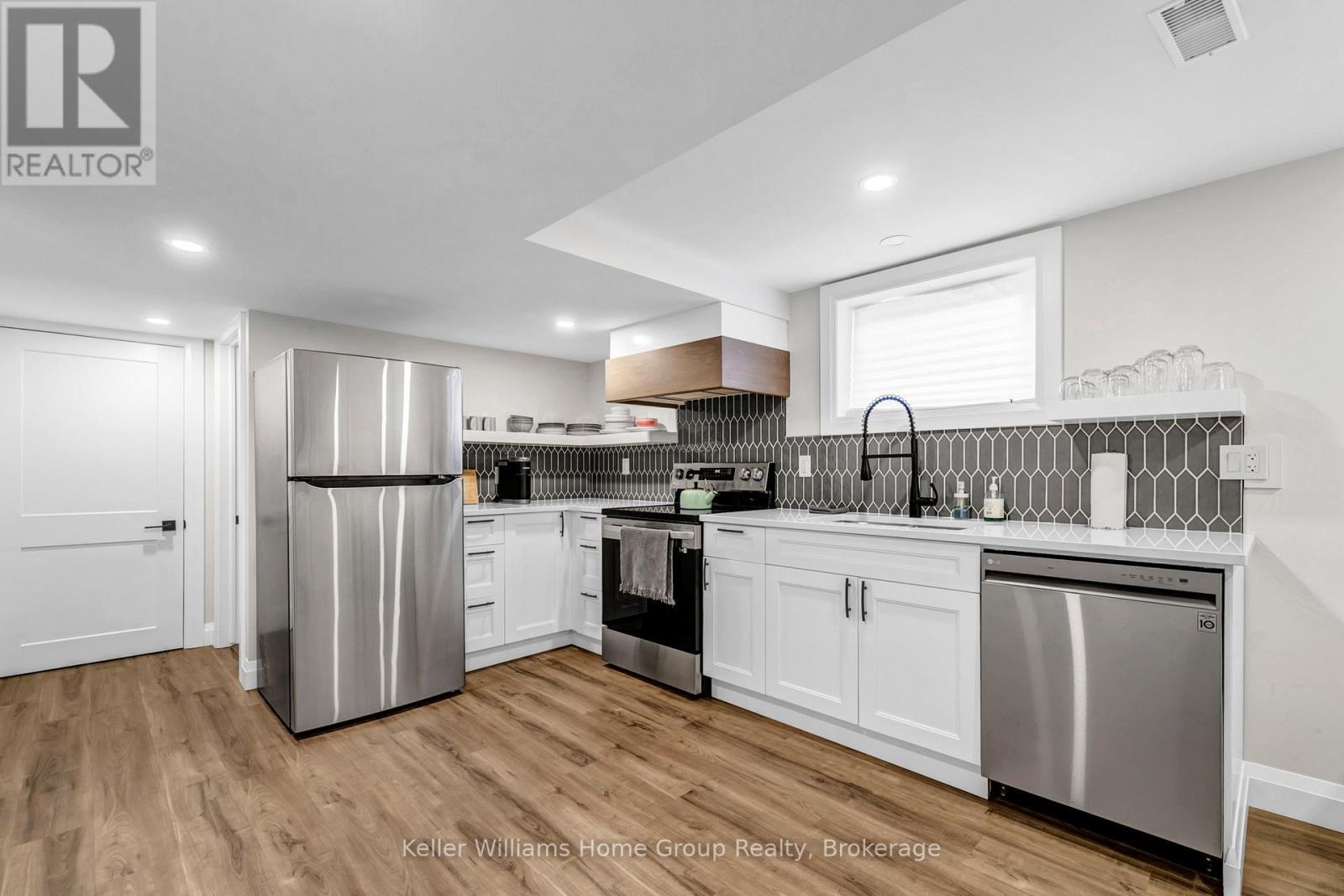 496 Manchester Road, Kitchener, ON - Indoor Photo Showing Kitchen