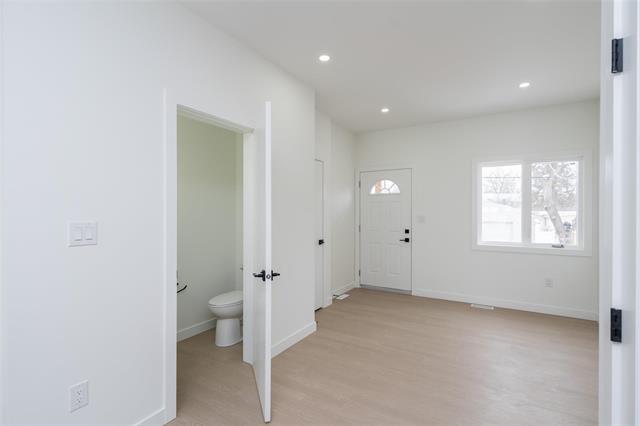 1975 Ross Ave, Winnipeg, MB