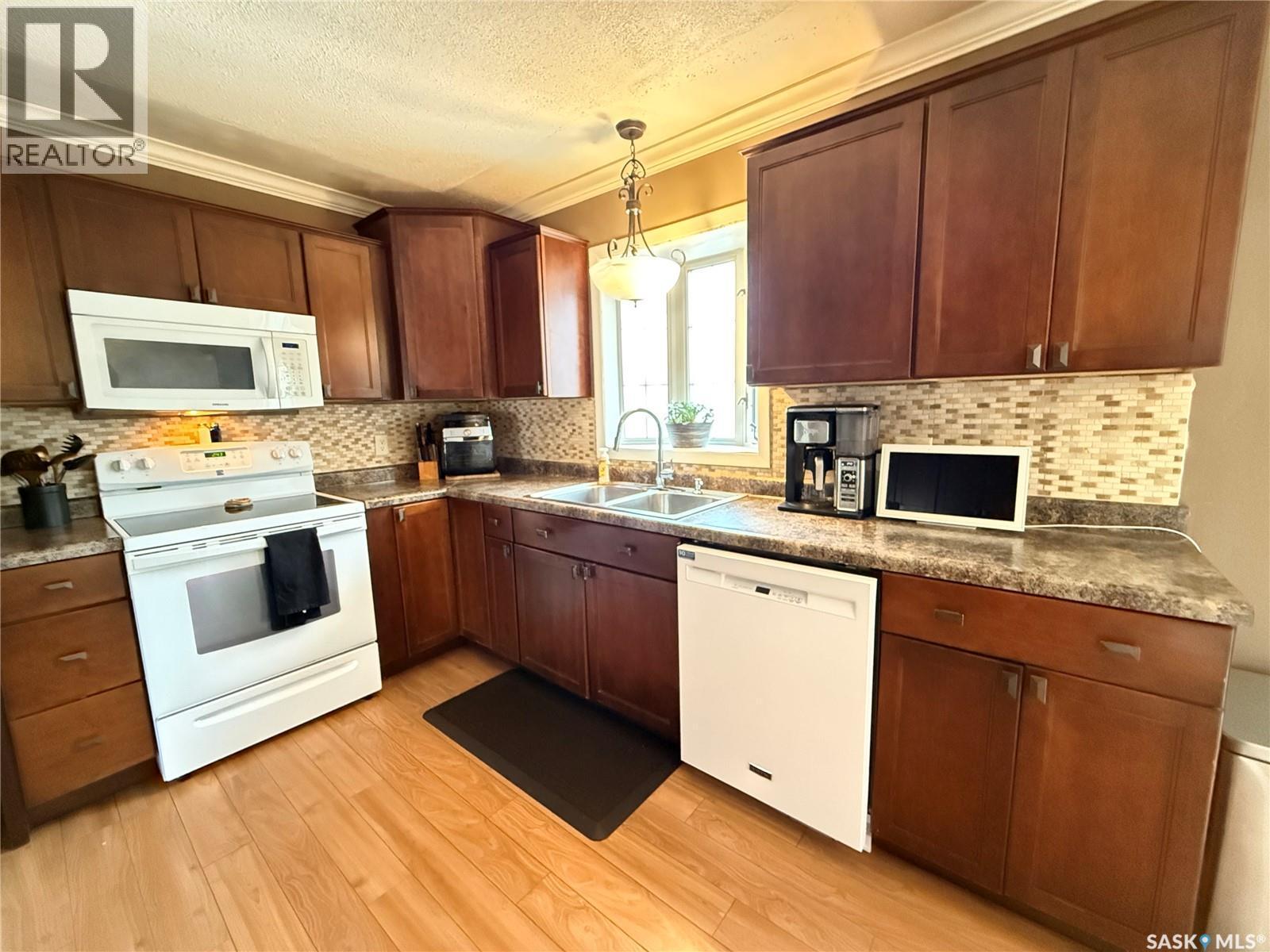 134 Perry Crescent, Estevan, SK - Indoor Photo Showing Kitchen With Double Sink
