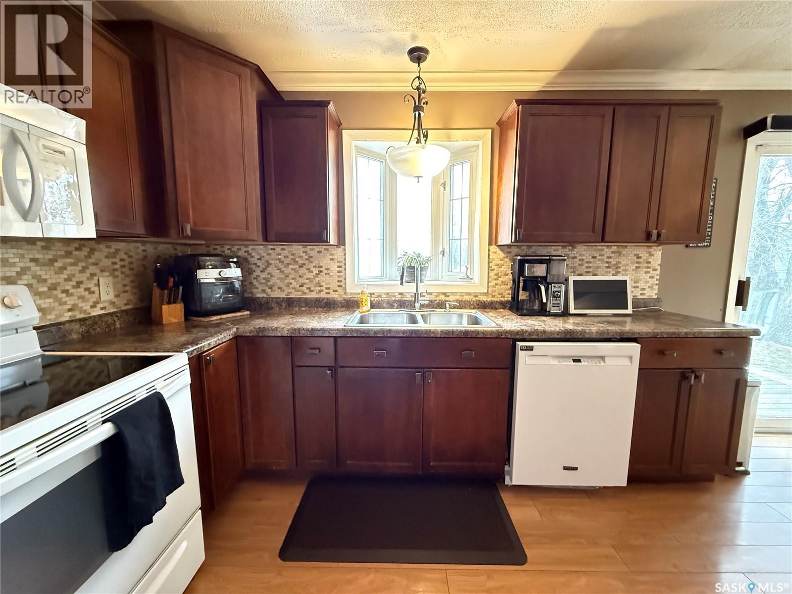 134 Perry Crescent, Estevan, SK - Indoor Photo Showing Kitchen With Double Sink