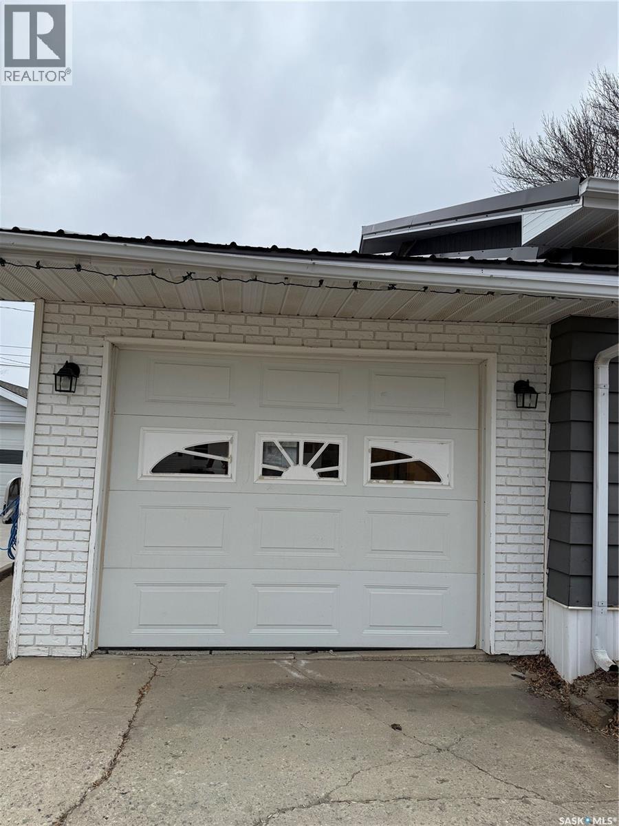 134 Perry Crescent, Estevan, SK - Outdoor With Exterior