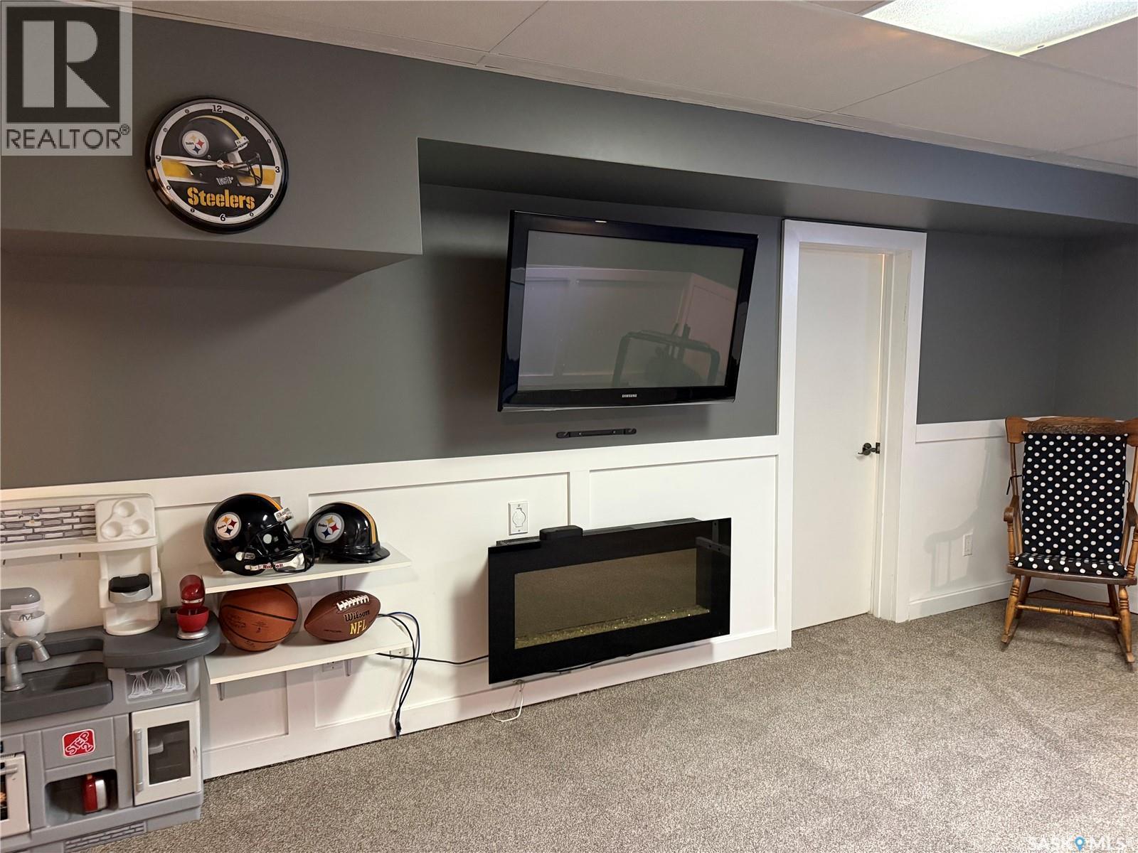 134 Perry Crescent, Estevan, SK - Indoor With Fireplace