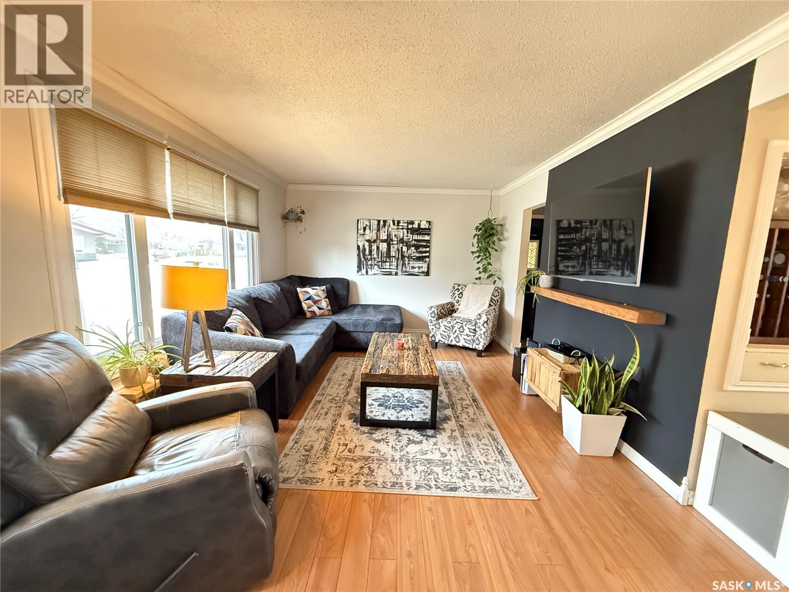 134 Perry Crescent, Estevan, SK - Indoor Photo Showing Living Room