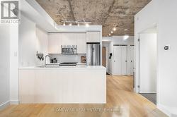 1009 - 111 BATHURST STREET Toronto, ON M5V 2R1