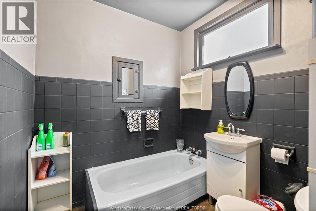 1430 Albert, Windsor, ON - Indoor Photo Showing Bathroom