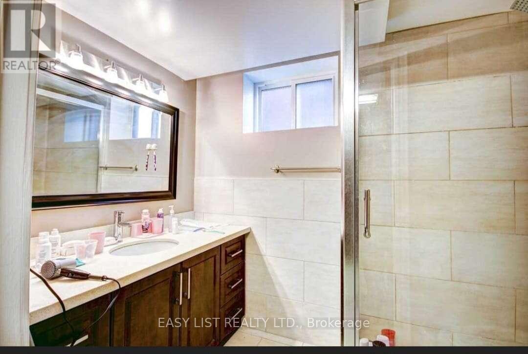 138 Rifle Range Road, Hamilton, ON - Indoor Photo Showing Bathroom