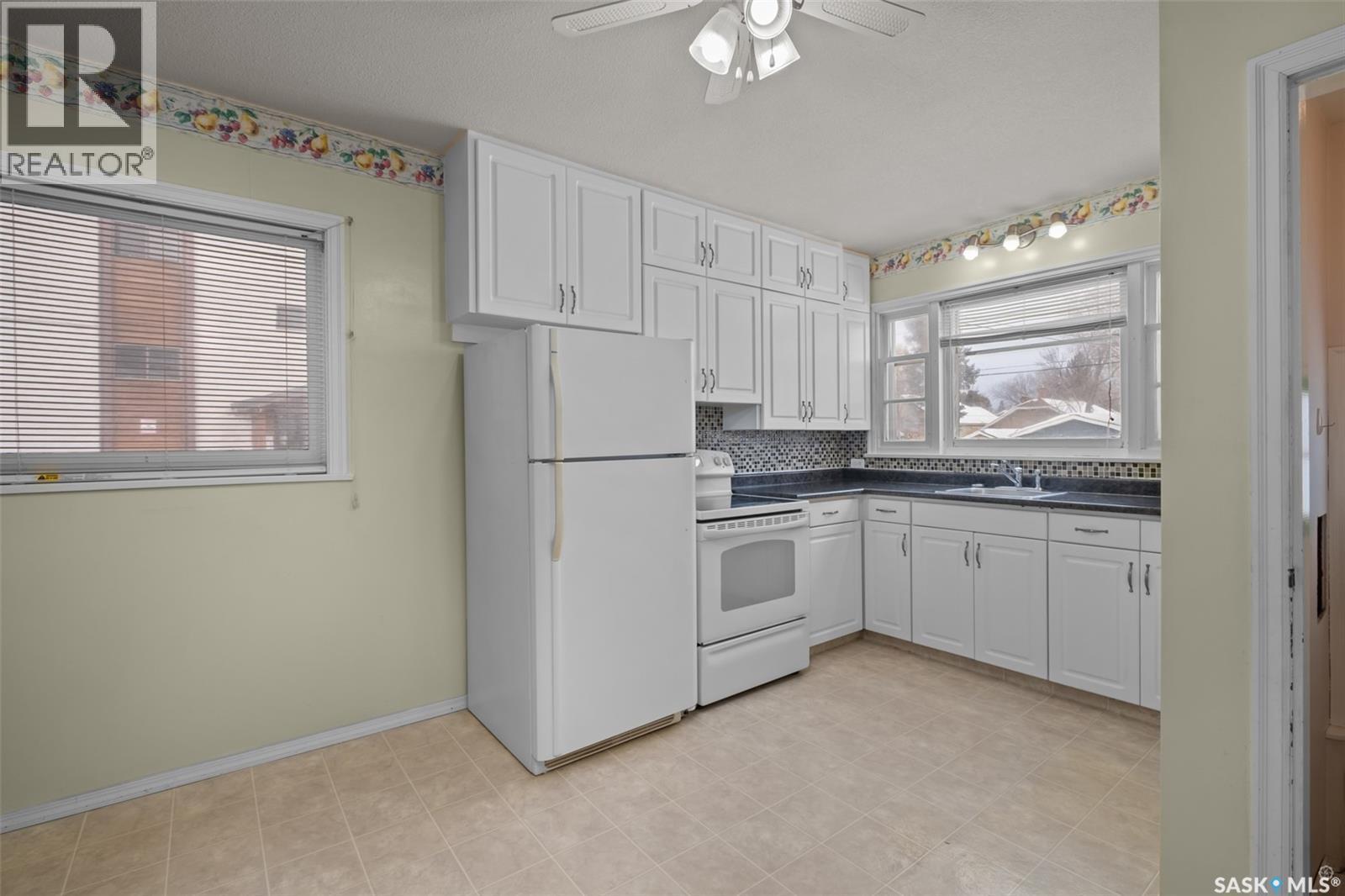 332 11Th Street E, Prince Albert, SK - Indoor Photo Showing Kitchen