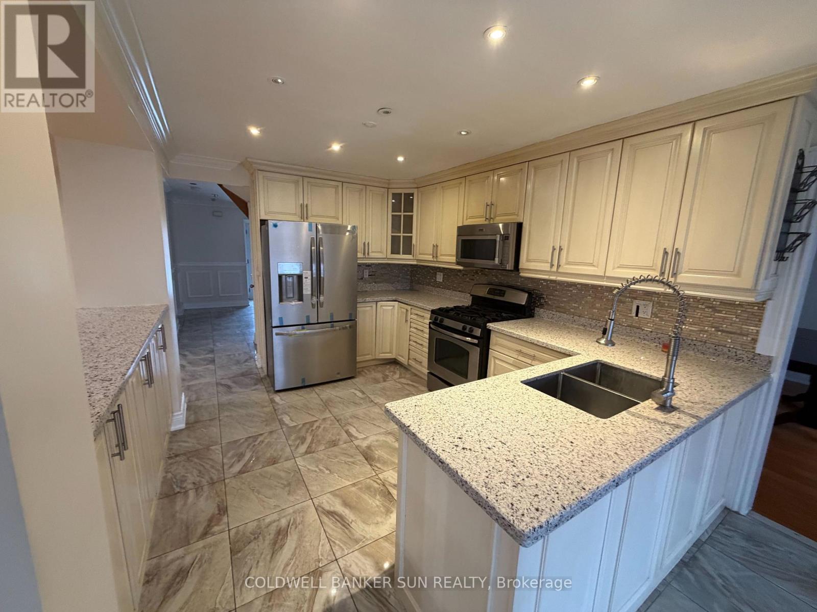 1622 Bristol Road W, Mississauga, ON - Indoor Photo Showing Kitchen With Double Sink