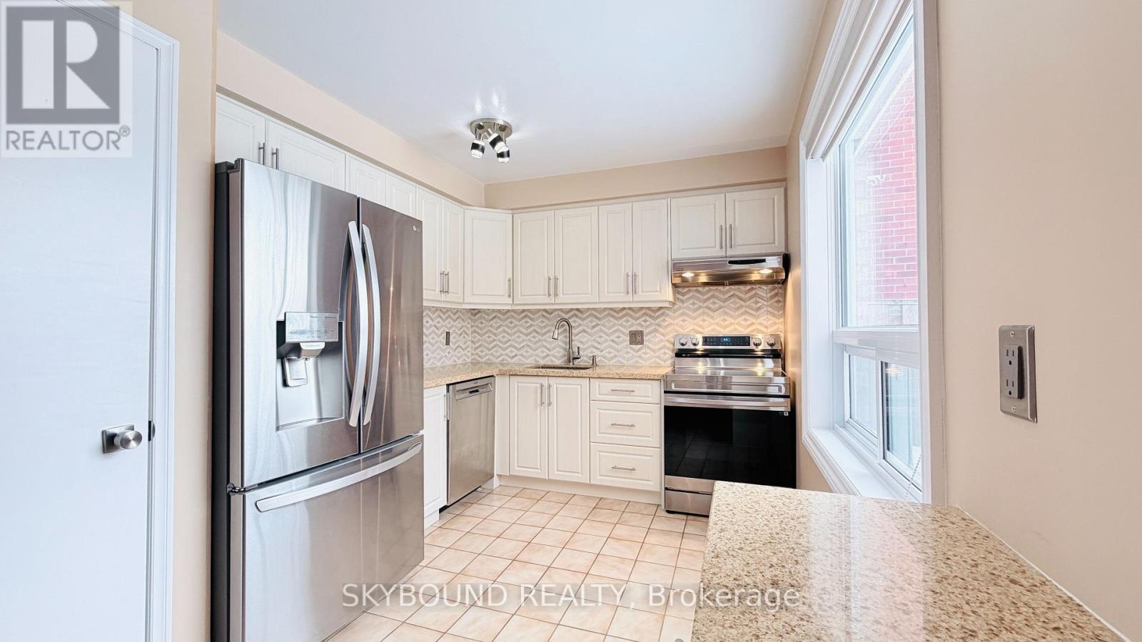 449 Mallorytown Avenue, Mississauga, ON - Indoor Photo Showing Kitchen