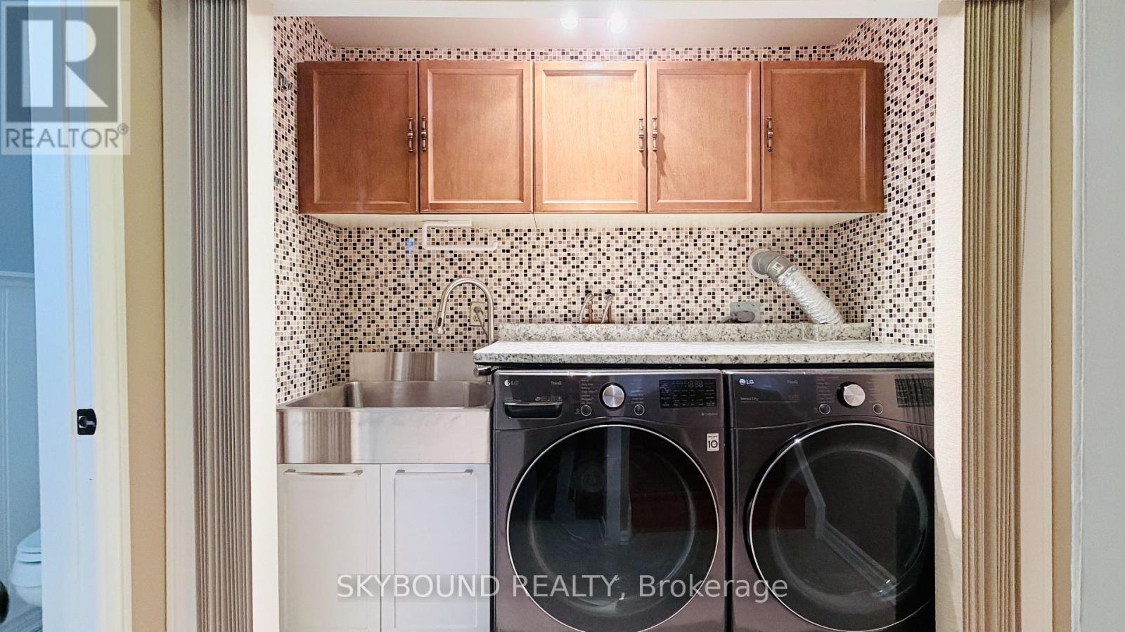 449 Mallorytown Avenue, Mississauga, ON - Indoor Photo Showing Laundry Room