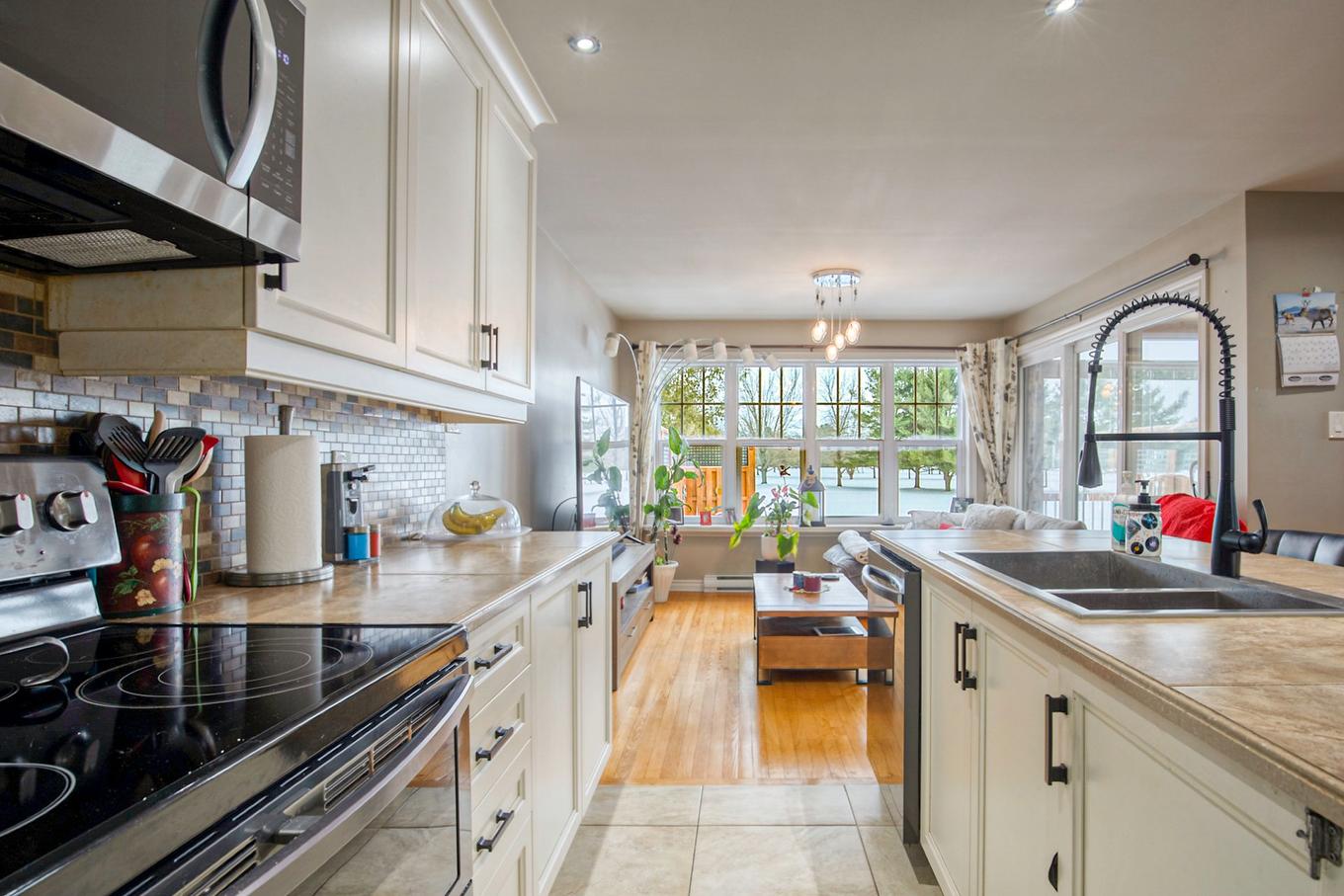Cuisine - 2-191 25E Rue O., Venise-En-Québec, QC - Indoor Photo Showing Kitchen With Double Sink