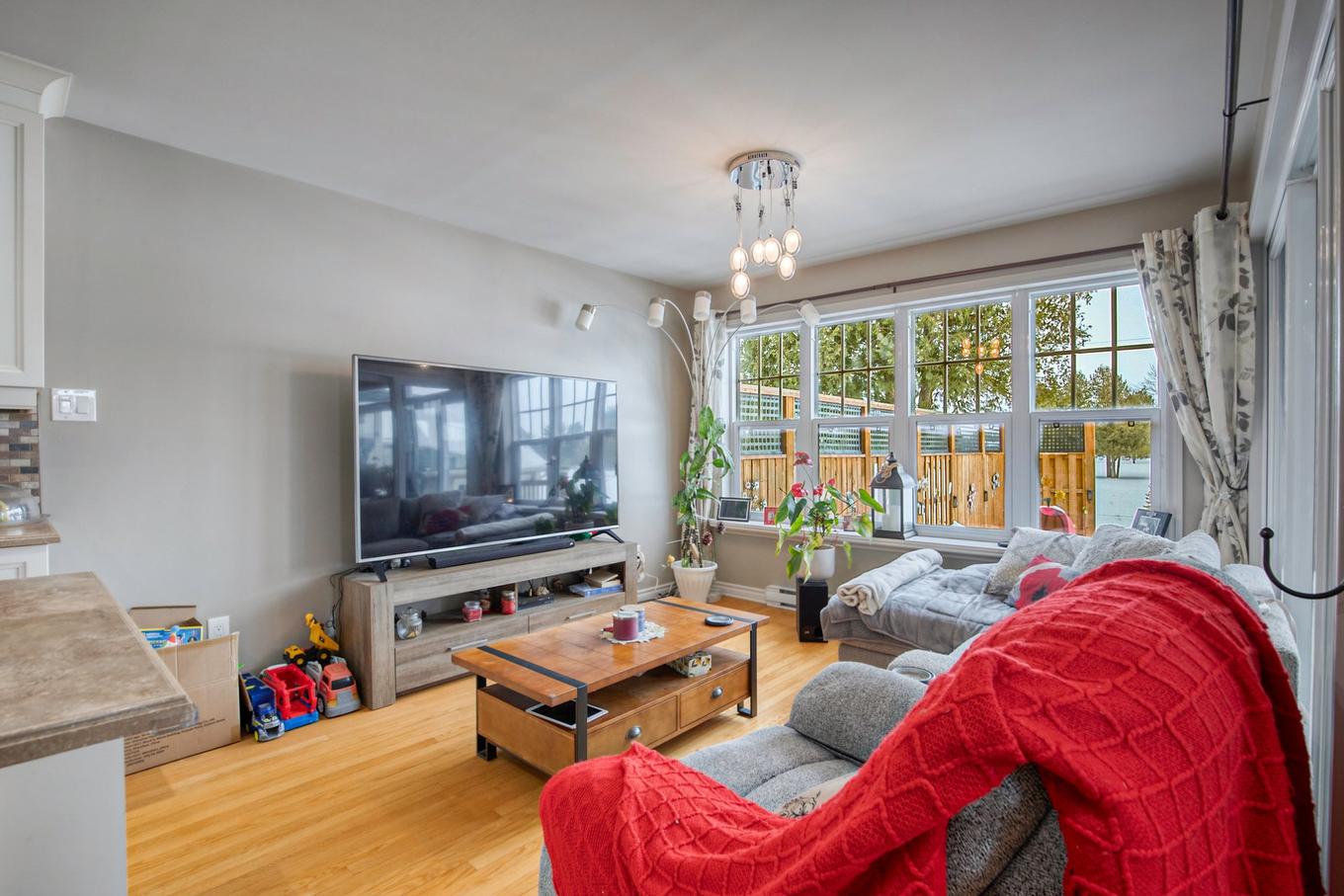 Salon - 2-191 25E Rue O., Venise-En-Québec, QC - Indoor Photo Showing Living Room