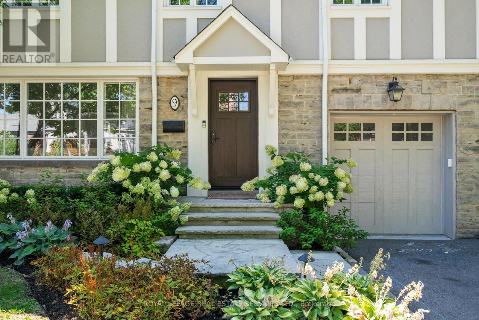 9 Ashton Manor, Toronto, ON - Outdoor