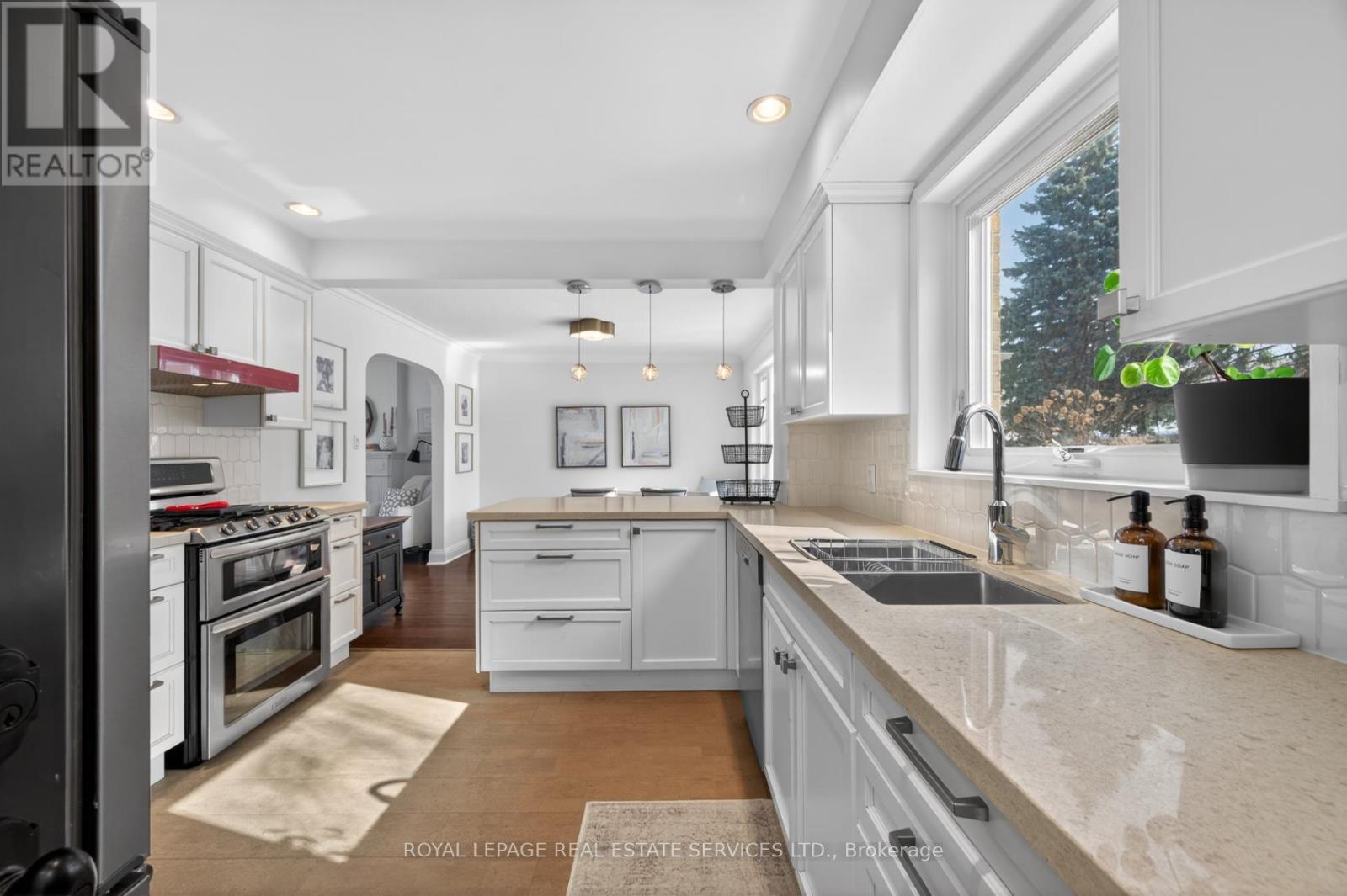 9 Ashton Manor, Toronto, ON - Indoor Photo Showing Kitchen With Double Sink With Upgraded Kitchen