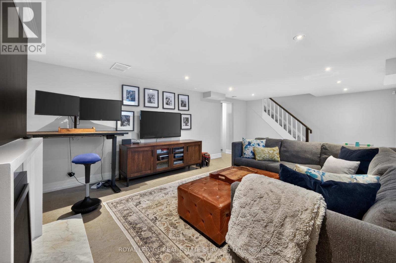 9 Ashton Manor, Toronto, ON - Indoor