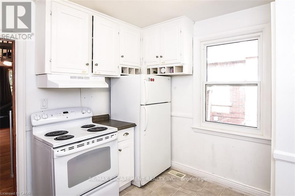 9 Gary Avenue, Hamilton, ON - Indoor Photo Showing Kitchen