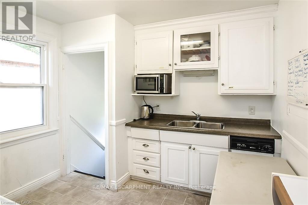 9 Gary Avenue, Hamilton, ON - Indoor Photo Showing Kitchen With Double Sink