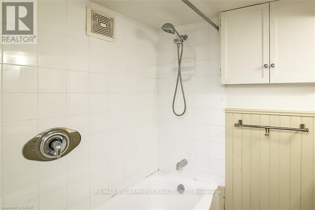 9 Gary Avenue, Hamilton, ON - Indoor Photo Showing Bathroom