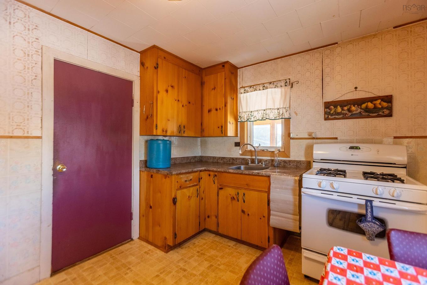 135 Pleasant Street E, Amherst, NS