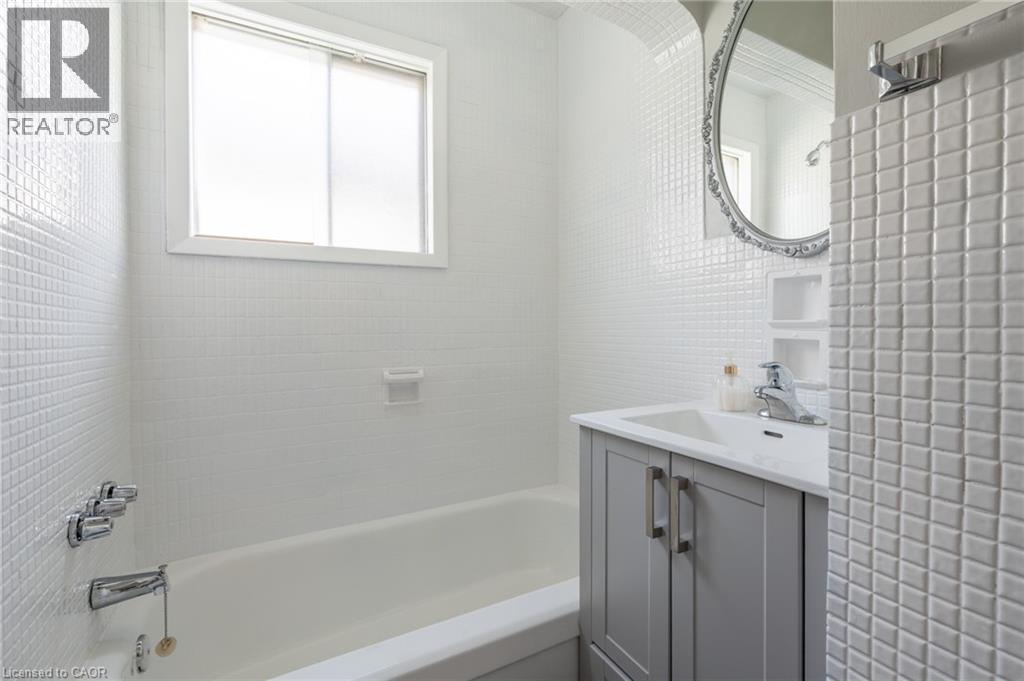156 Adeline Avenue, Hamilton, ON - Indoor Photo Showing Bathroom