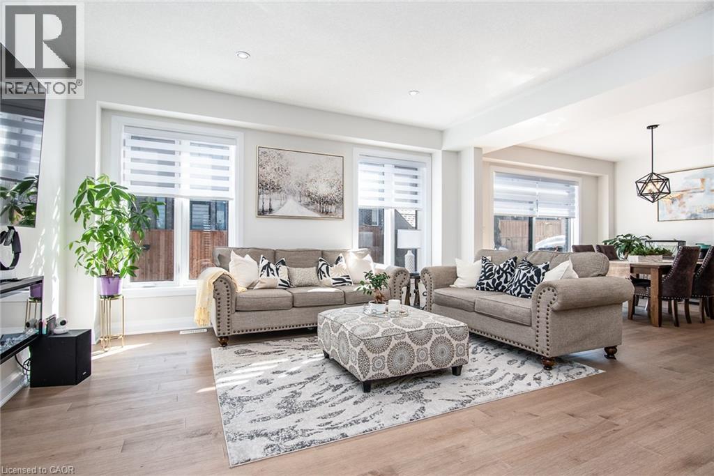 351 Chokecherry Crescent, Waterloo, ON - Indoor Photo Showing Living Room