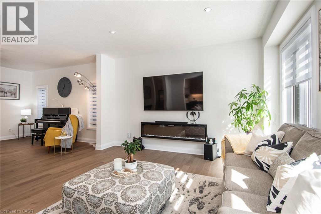 351 Chokecherry Crescent, Waterloo, ON - Indoor Photo Showing Living Room