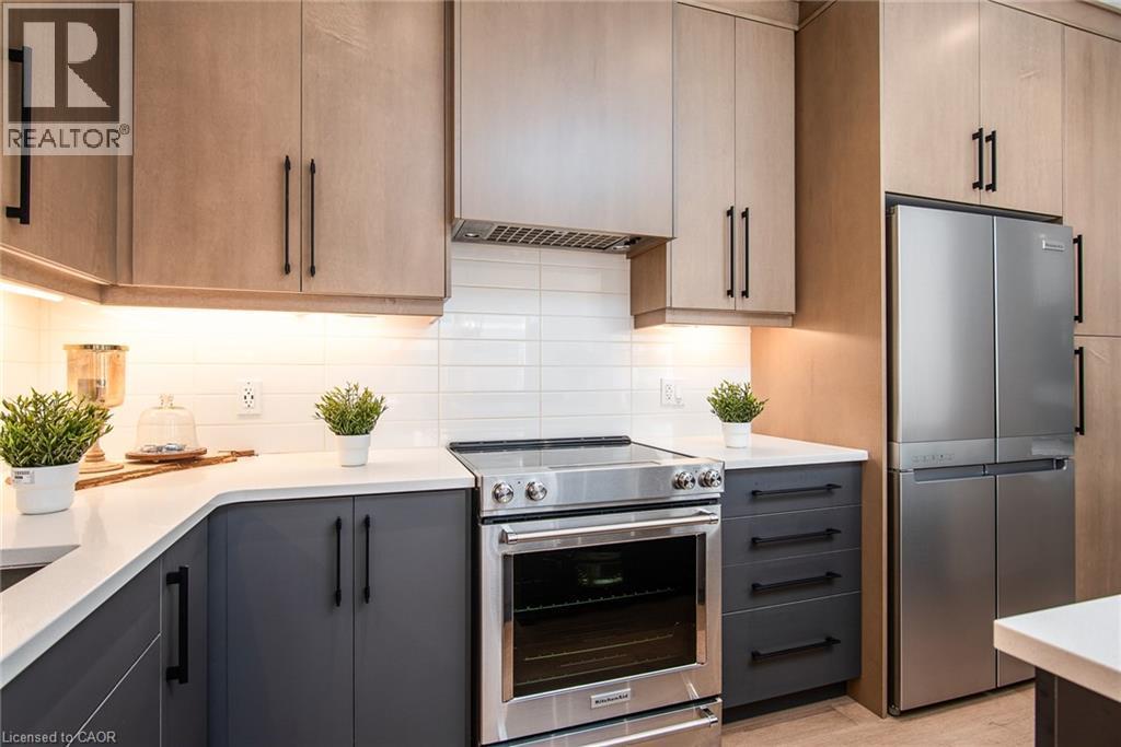 351 Chokecherry Crescent, Waterloo, ON - Indoor Photo Showing Kitchen With Upgraded Kitchen