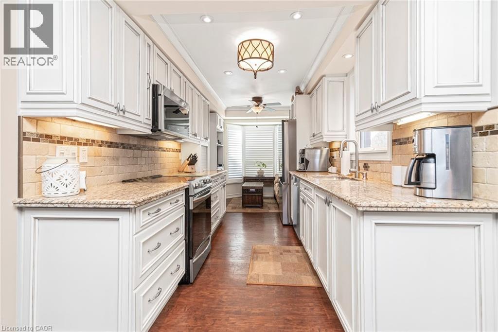 27 Beaverton Drive, Hamilton, ON - Indoor Photo Showing Kitchen With Upgraded Kitchen