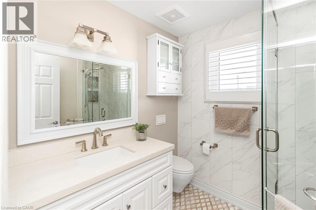 27 Beaverton Drive, Hamilton, ON - Indoor Photo Showing Bathroom