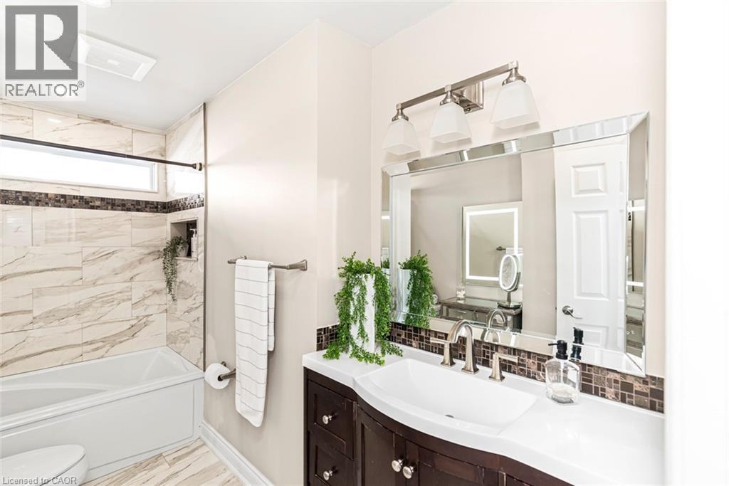 27 Beaverton Drive, Hamilton, ON - Indoor Photo Showing Bathroom