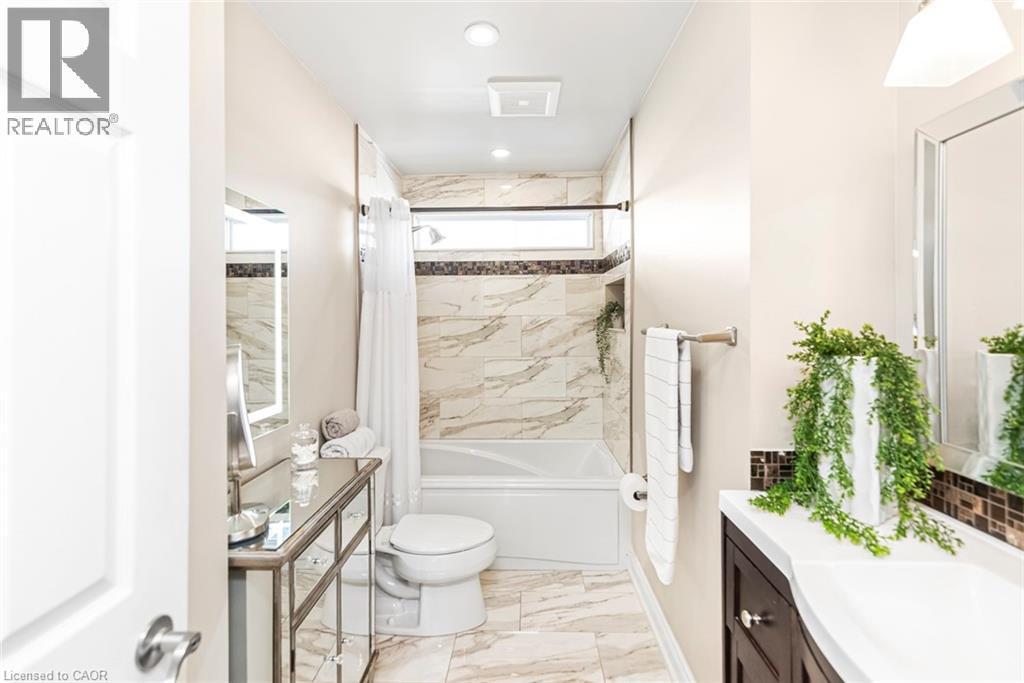 27 Beaverton Drive, Hamilton, ON - Indoor Photo Showing Bathroom