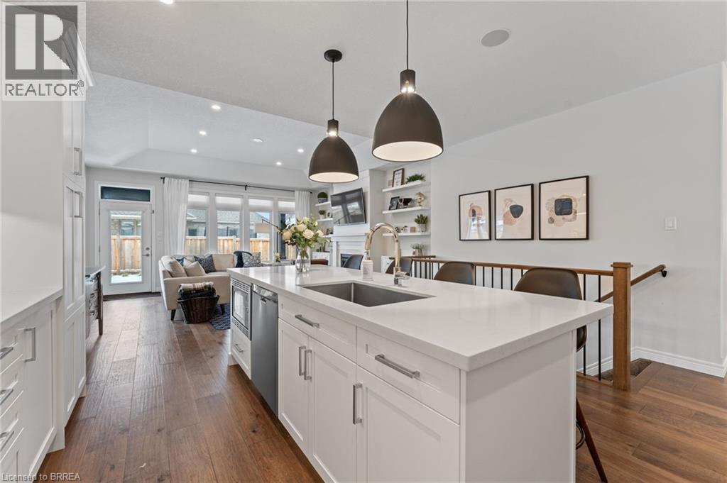 2 Masters Lane, Paris, ON - Indoor Photo Showing Kitchen With Upgraded Kitchen