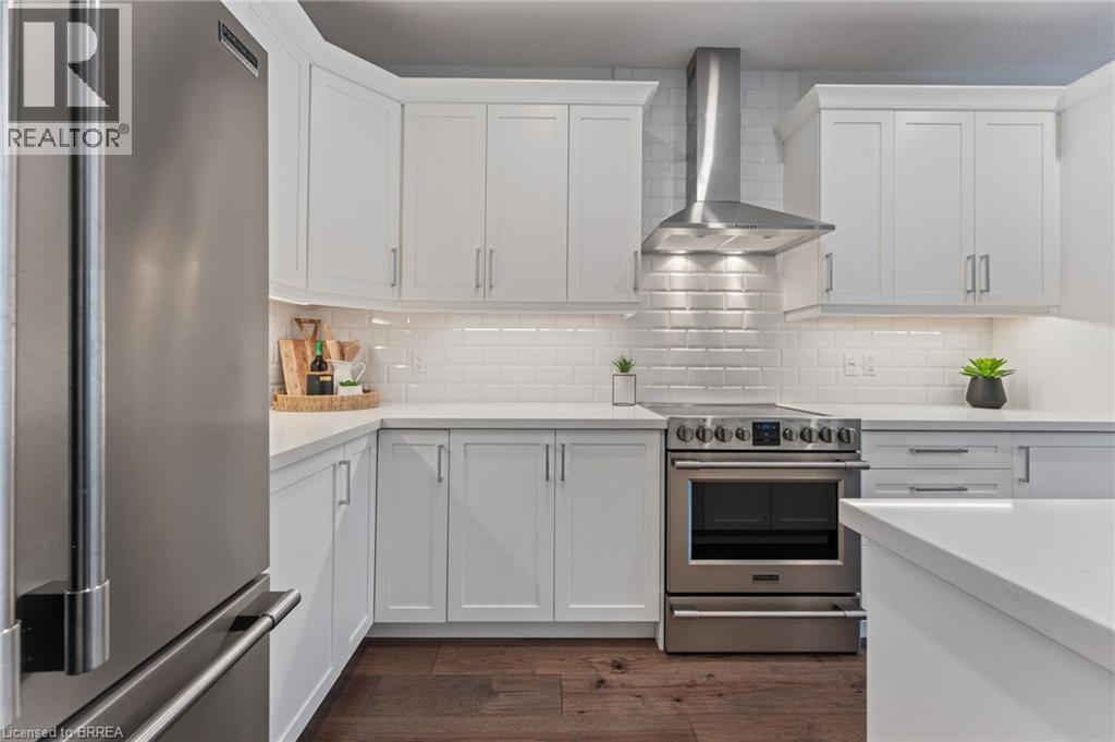 2 Masters Lane, Paris, ON - Indoor Photo Showing Kitchen With Upgraded Kitchen