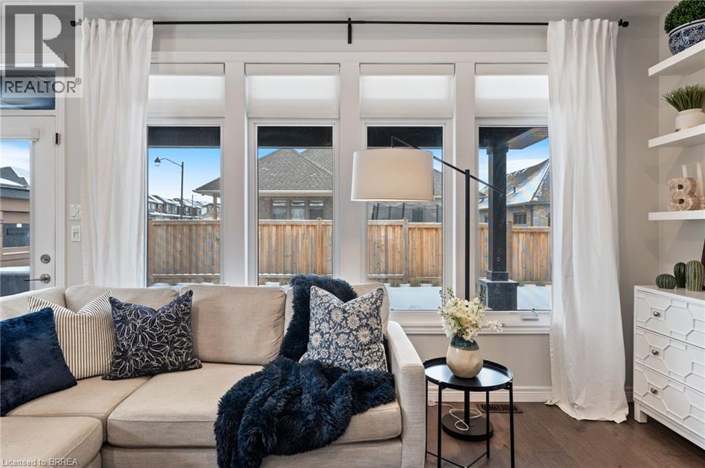 2 Masters Lane, Paris, ON - Indoor Photo Showing Living Room