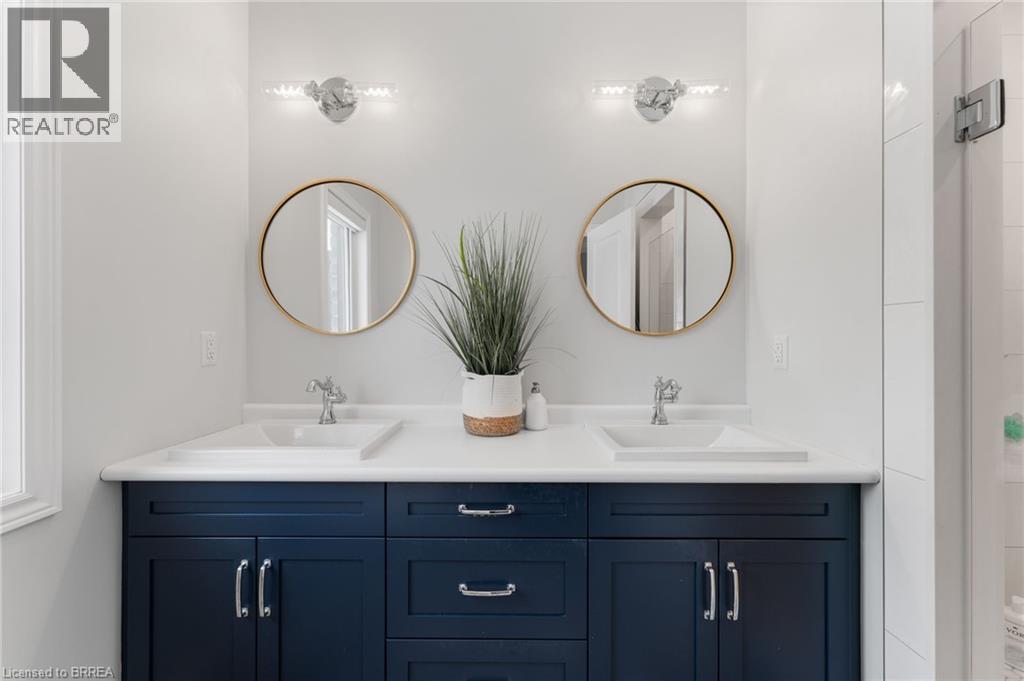 2 Masters Lane, Paris, ON - Indoor Photo Showing Bathroom