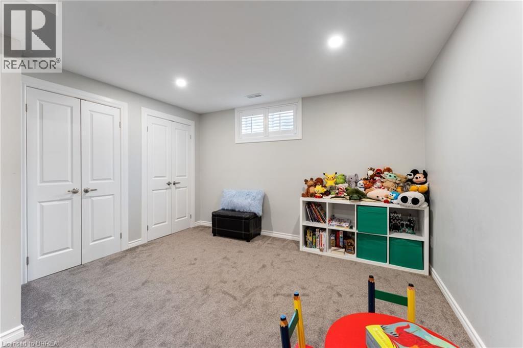 2 Masters Lane, Paris, ON - Indoor