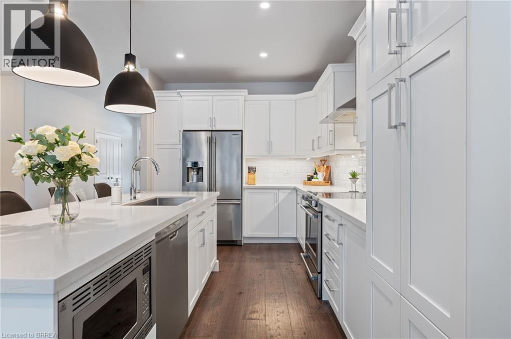 2 Masters Lane, Paris, ON - Indoor Photo Showing Kitchen With Upgraded Kitchen