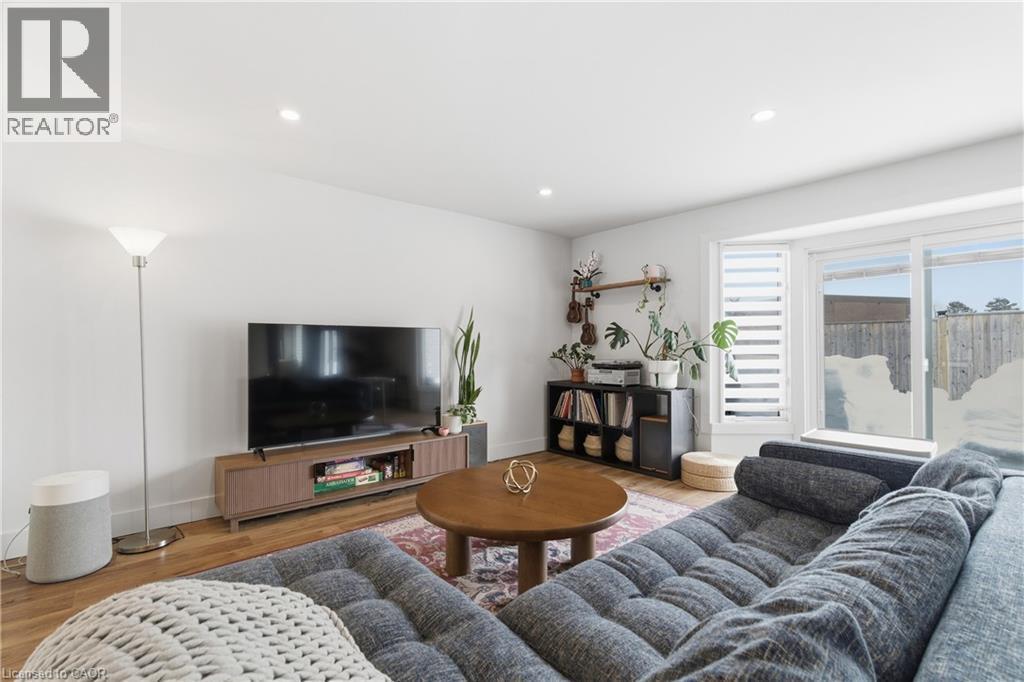88 Old Forest Crescent, Kitchener, ON - Indoor Photo Showing Living Room