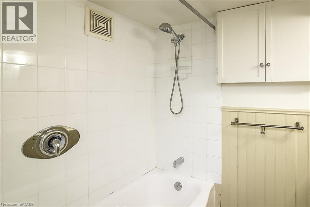 9 Gary Avenue, Hamilton, ON - Indoor Photo Showing Bathroom