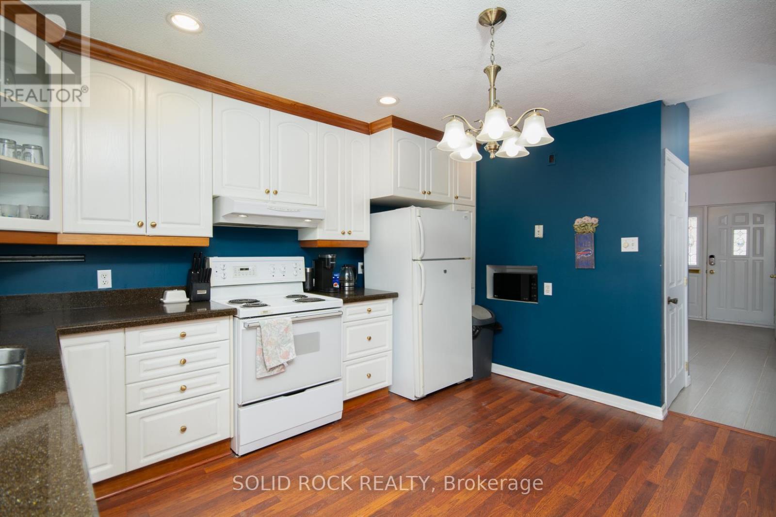 412 Montreal Road, Ottawa, ON - Indoor Photo Showing Kitchen