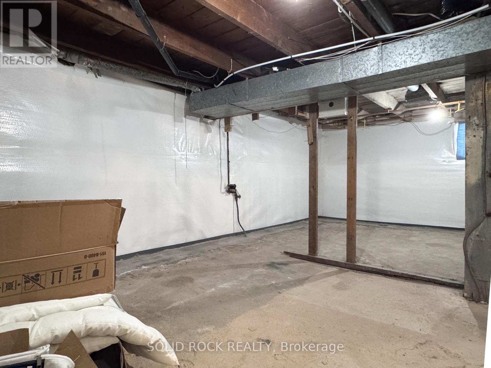 412 Montreal Road, Ottawa, ON - Indoor Photo Showing Garage