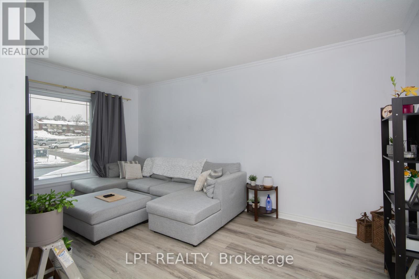 412 Montreal Road, Ottawa, ON - Indoor Photo Showing Living Room