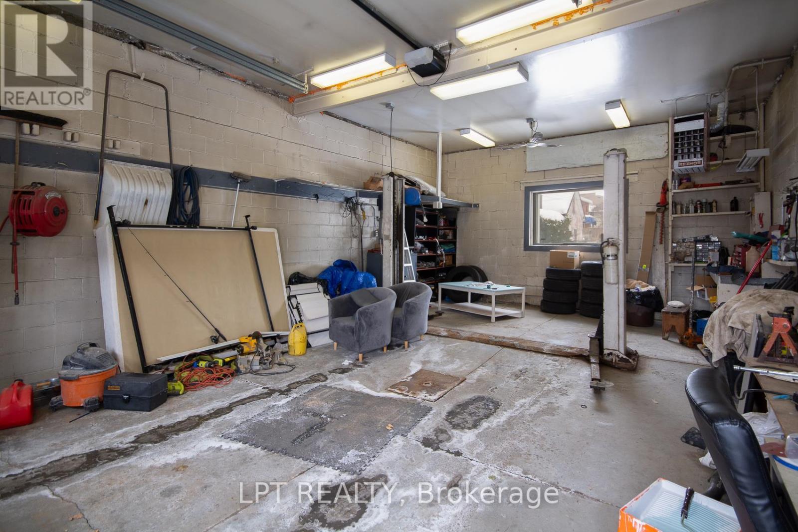 412 Montreal Road, Ottawa, ON - Indoor Photo Showing Garage