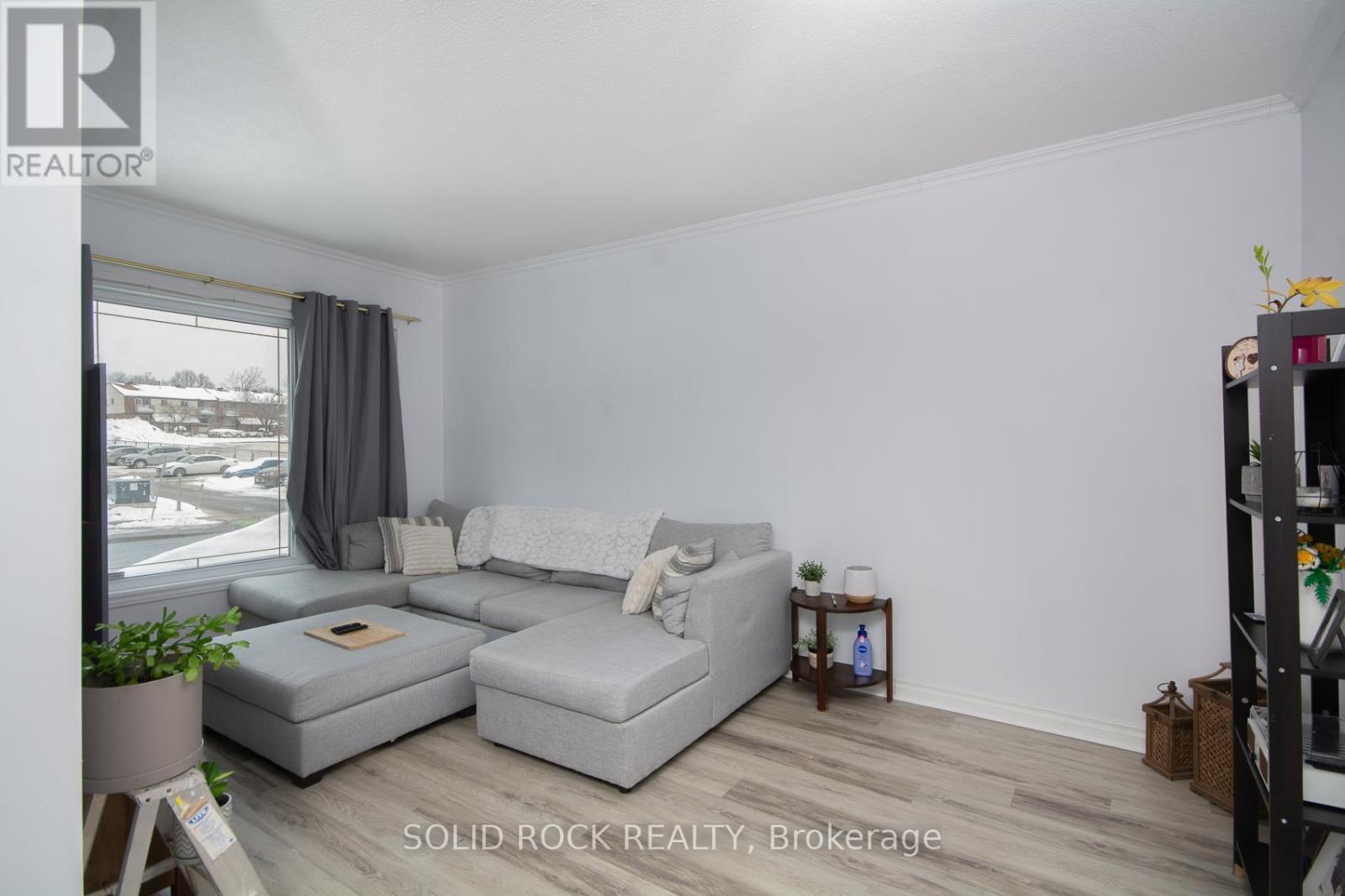 412 Montreal Road, Ottawa, ON - Indoor Photo Showing Living Room