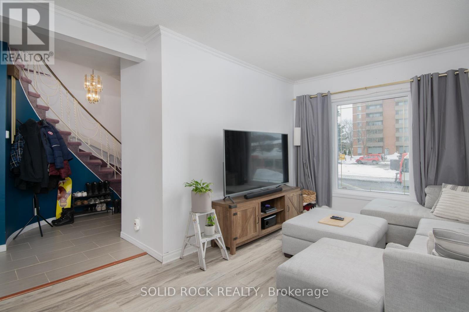 412 Montreal Road, Ottawa, ON - Indoor Photo Showing Living Room
