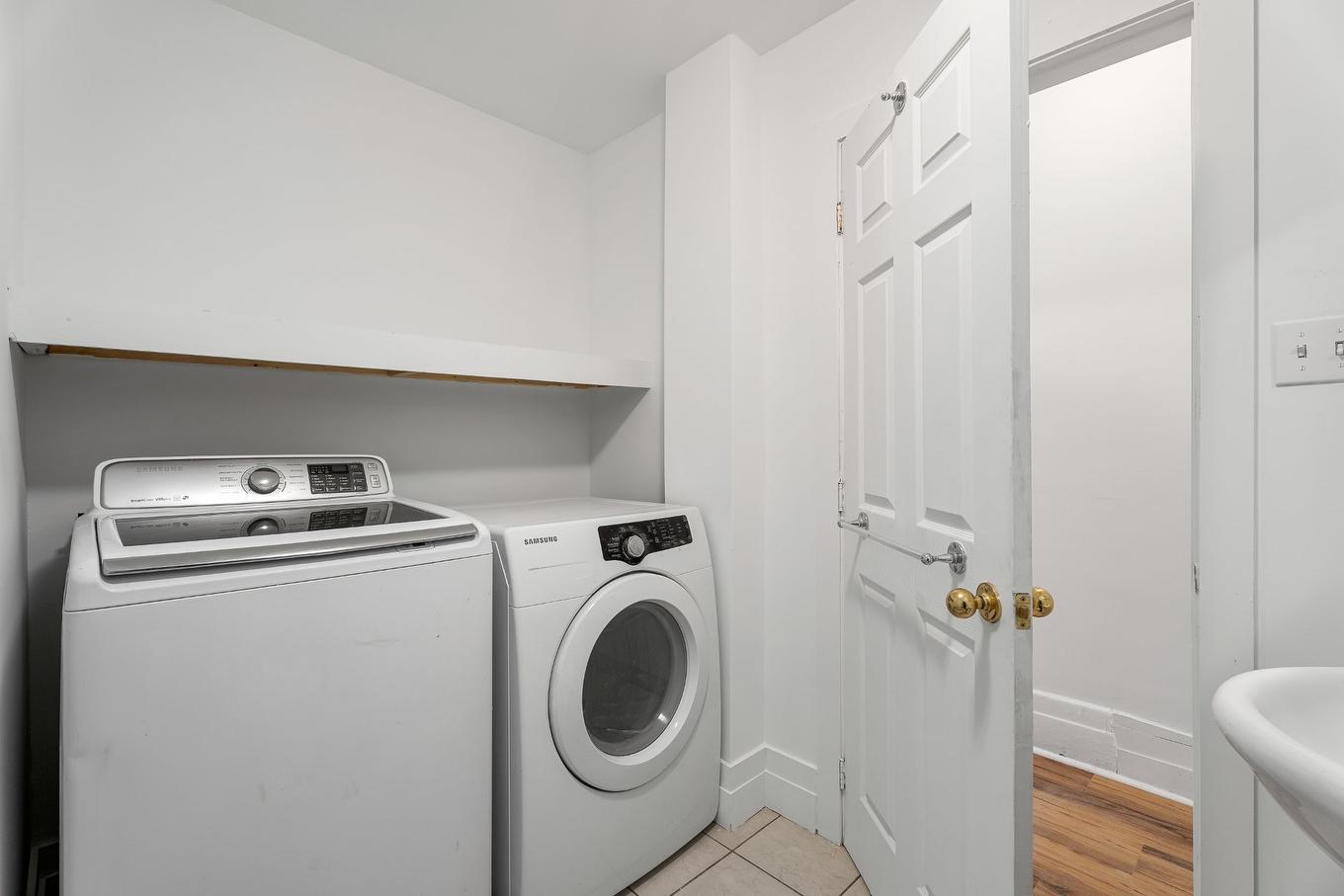 Bathroom - 5881 Rue St-Denis, Montréal (Rosemont/La Petite-Patrie), QC - Indoor Photo Showing Laundry Room