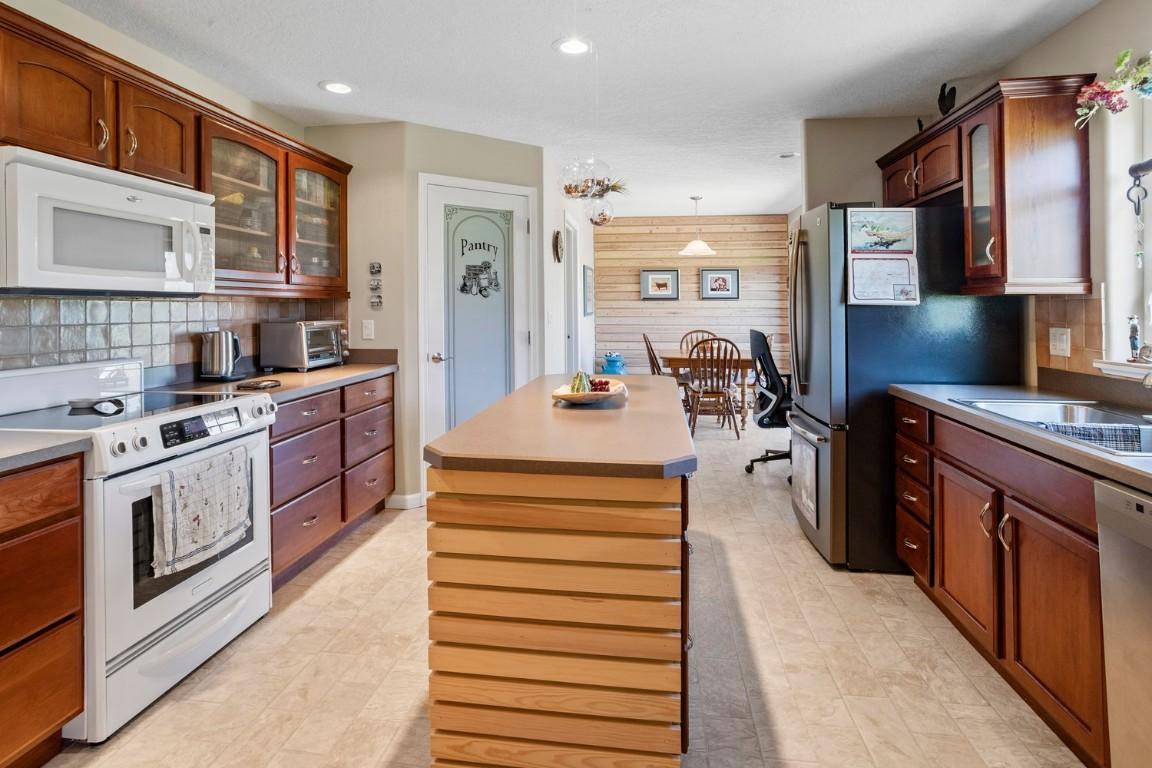 2372 20Th Street, Lister, BC