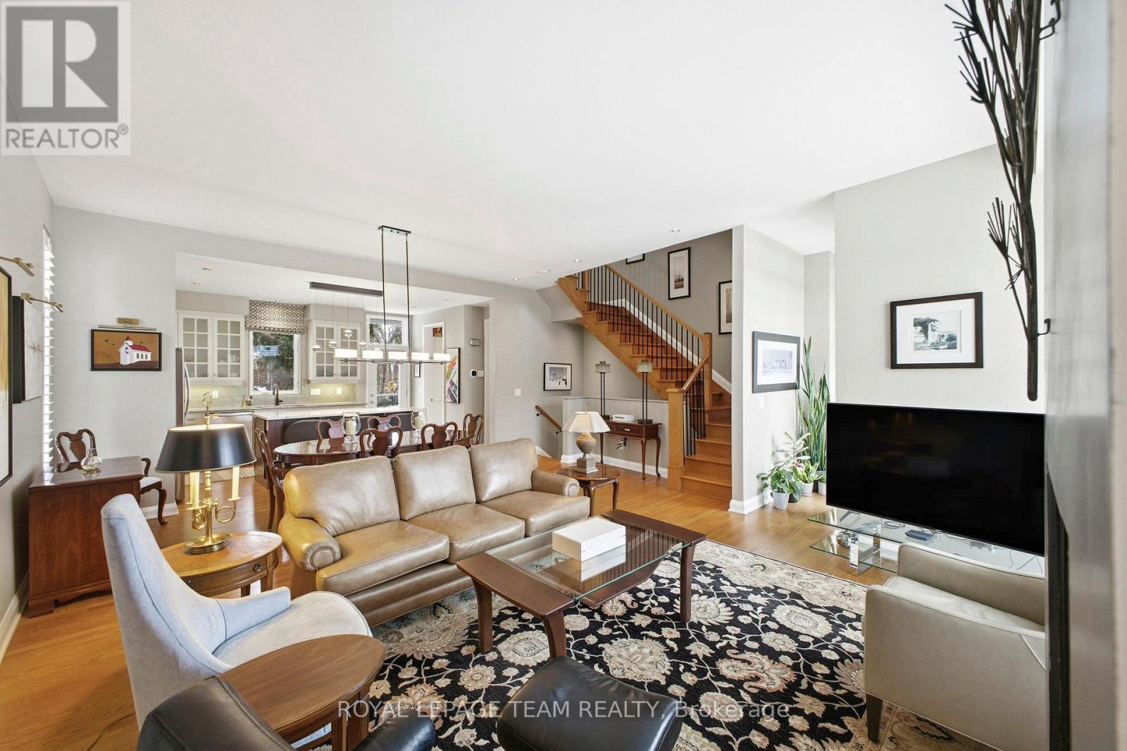 418 Mayfair Avenue, Ottawa, ON - Indoor Photo Showing Living Room
