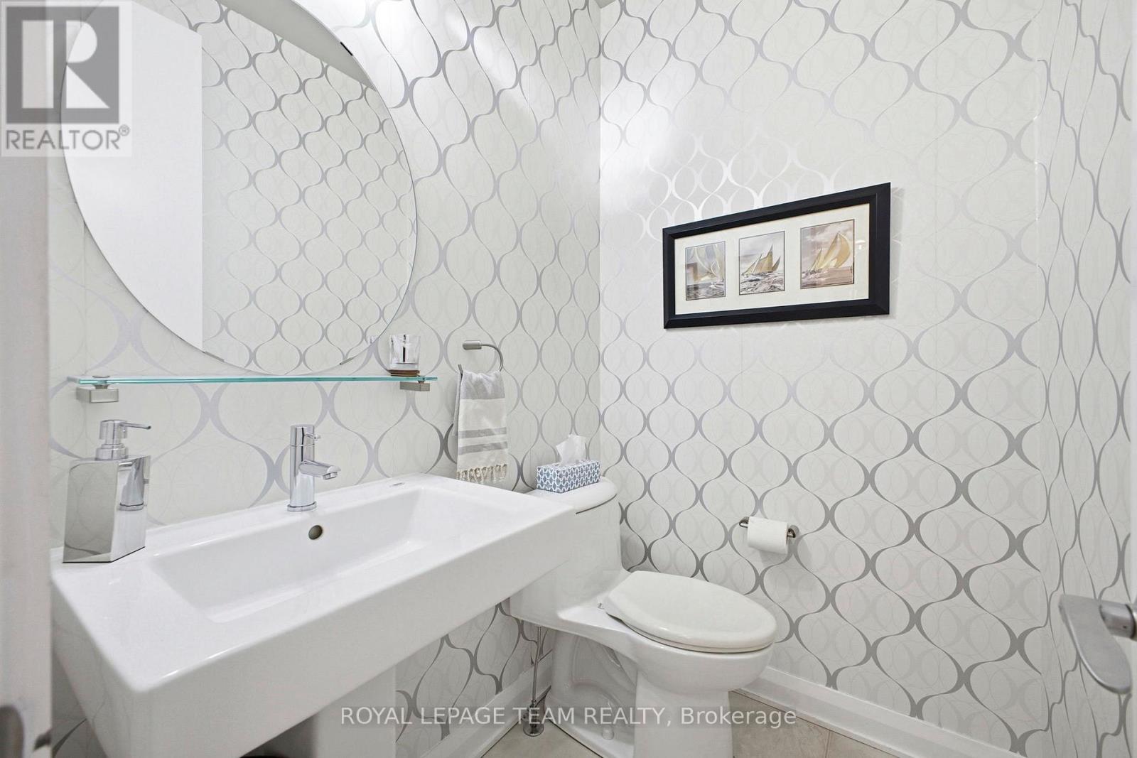 418 Mayfair Avenue, Ottawa, ON - Indoor Photo Showing Bathroom